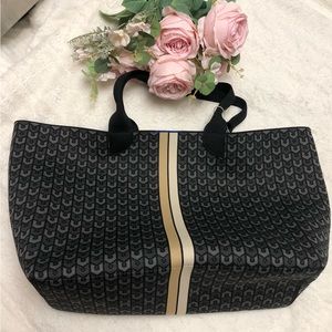 The Lightweight Mega Tote